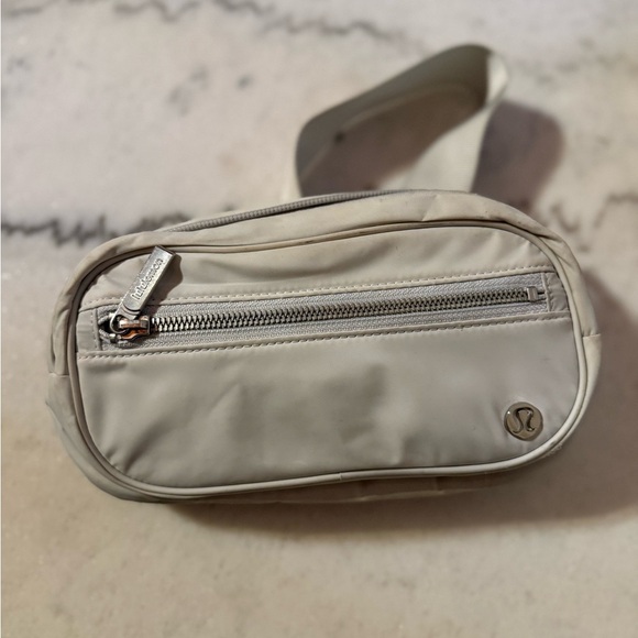 Lululemon belt bag with front zipper - Picture 3 of 6